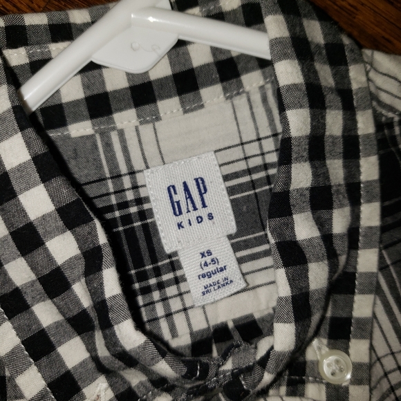 GAP black and white button down 👕 - Picture 3 of 3